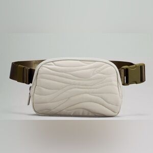 Lululemon everywhere beltbag